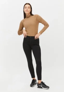Hailey Polo, Nougat